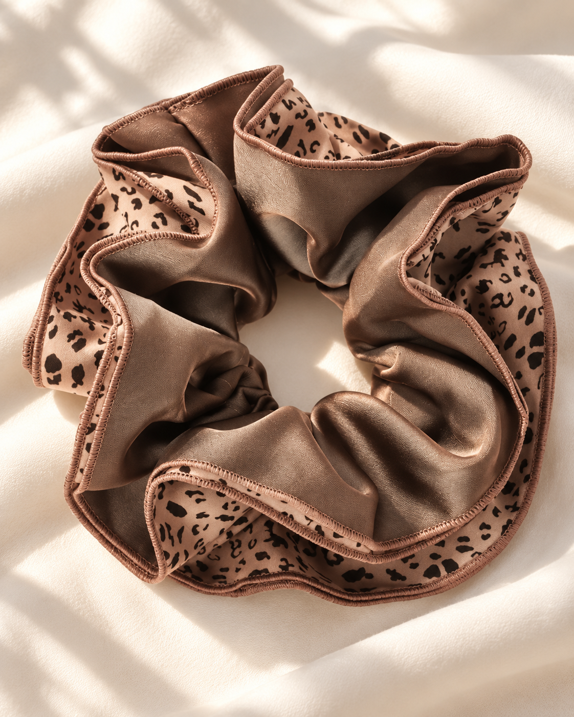 Wild Mocha Scrunchie mit Rüschen, Leopardenmuster