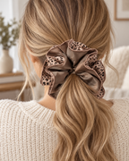 Wild Mocha Scrunchie mit Rüschen, Leopardenmuster