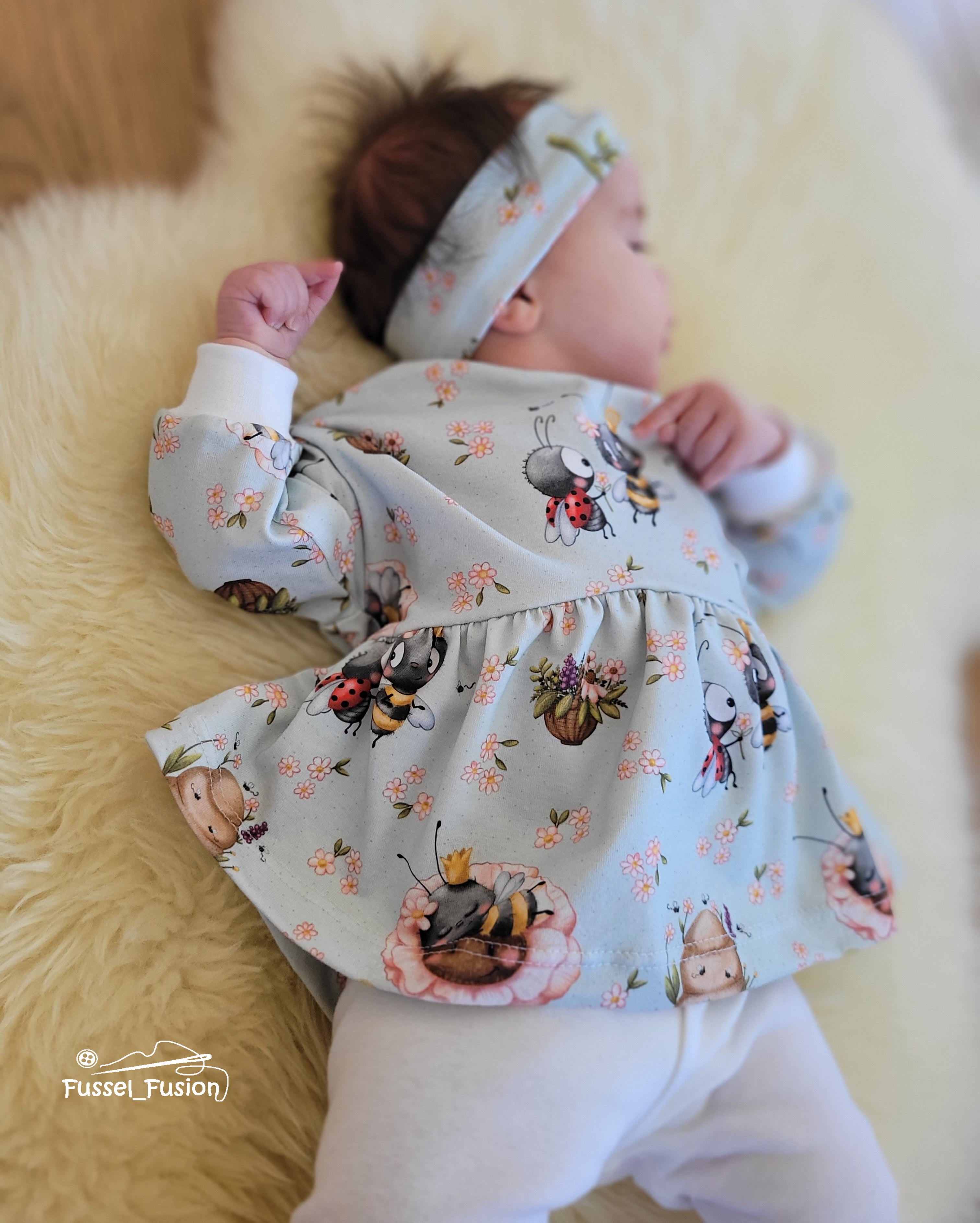 In-house production cotton jersey Queen Bee Ella and ladybug on light mint