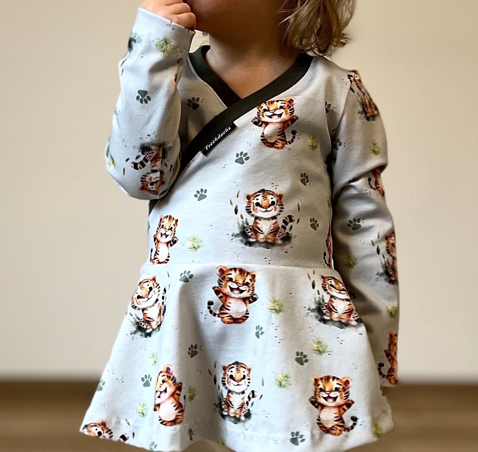 In-house Production Cotton Jersey Little Little Tiger on Grey Light Mint