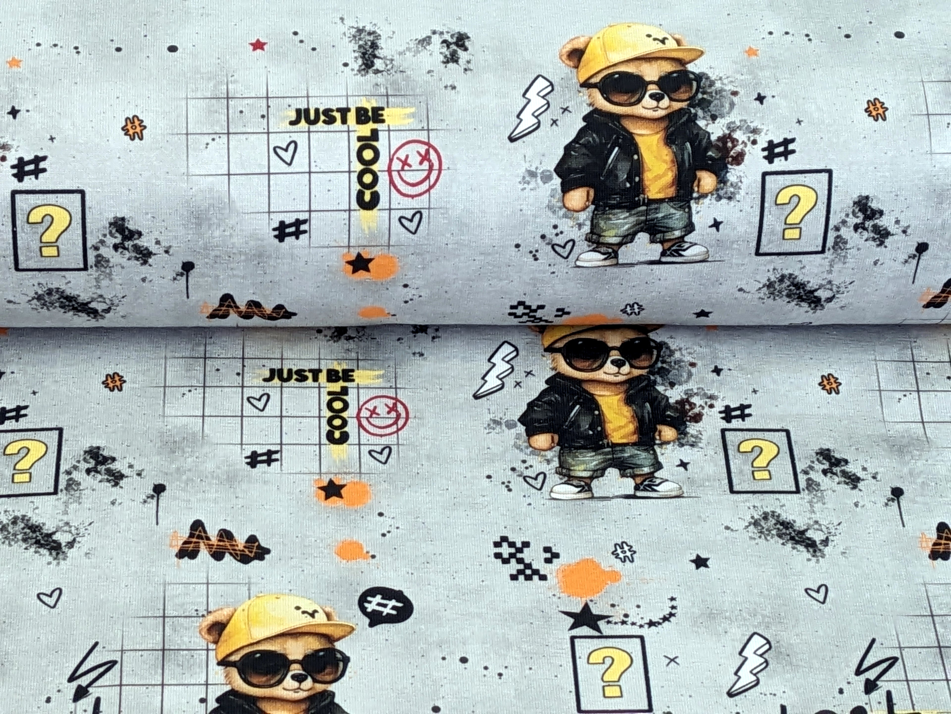 Eigenproduktion Baumwolljersey Just Be Cool Bär auf Hellgrau