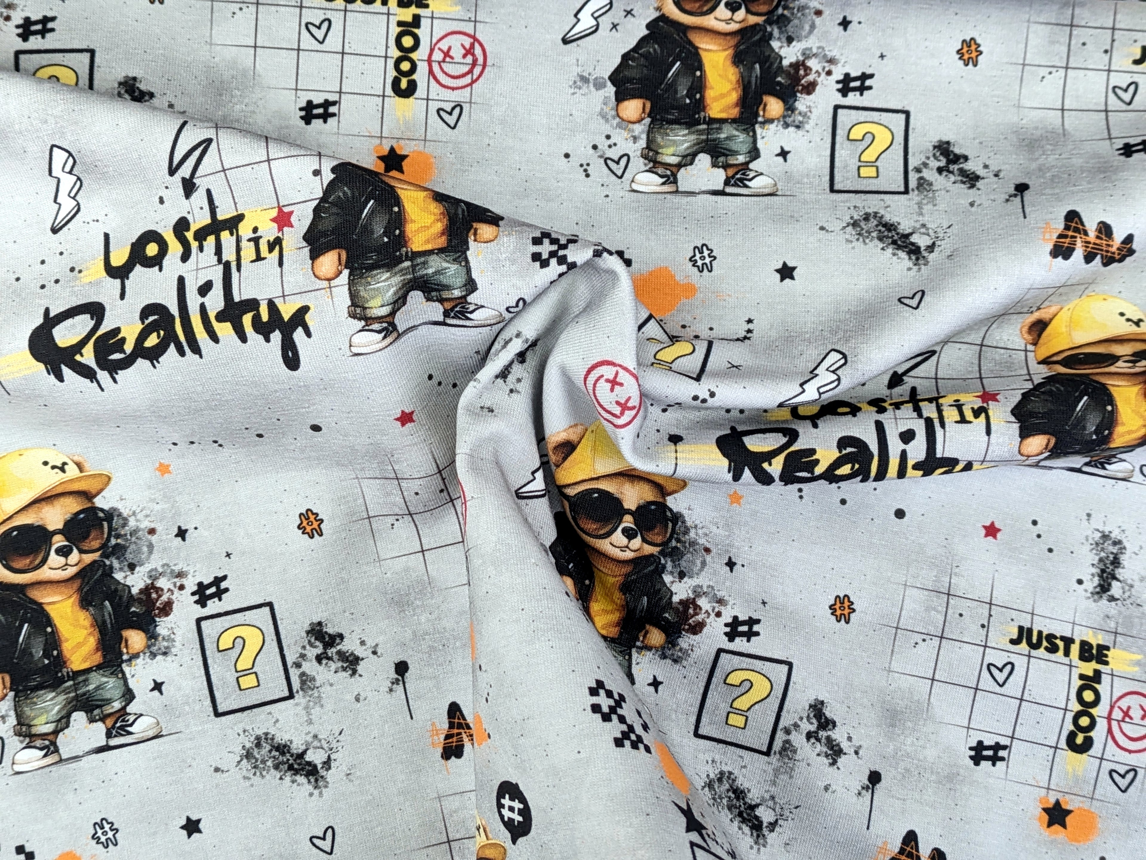 Eigenproduktion Baumwolljersey Just Be Cool Bär auf Hellgrau
