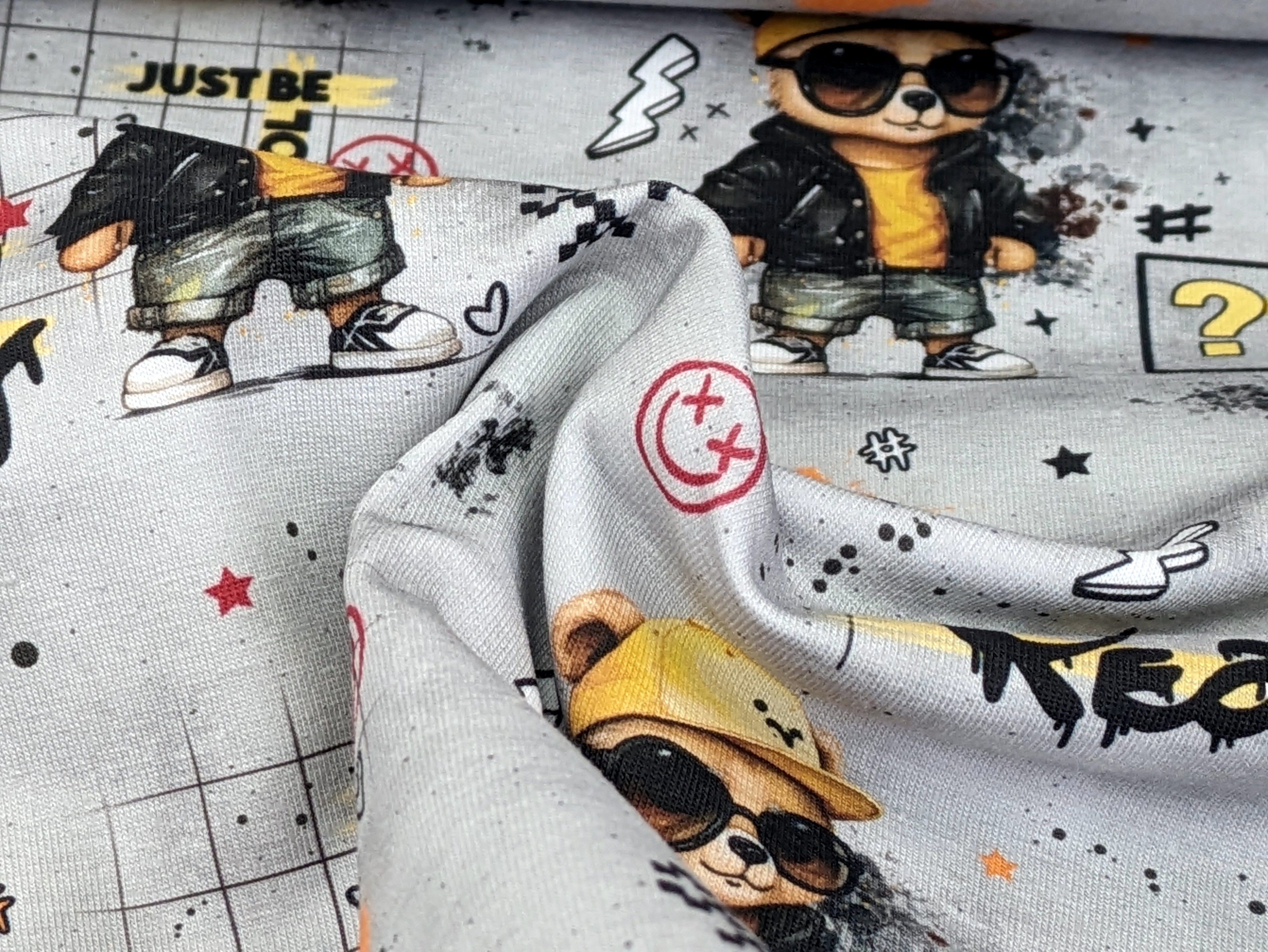 Eigenproduktion Baumwolljersey Just Be Cool Bär auf Hellgrau