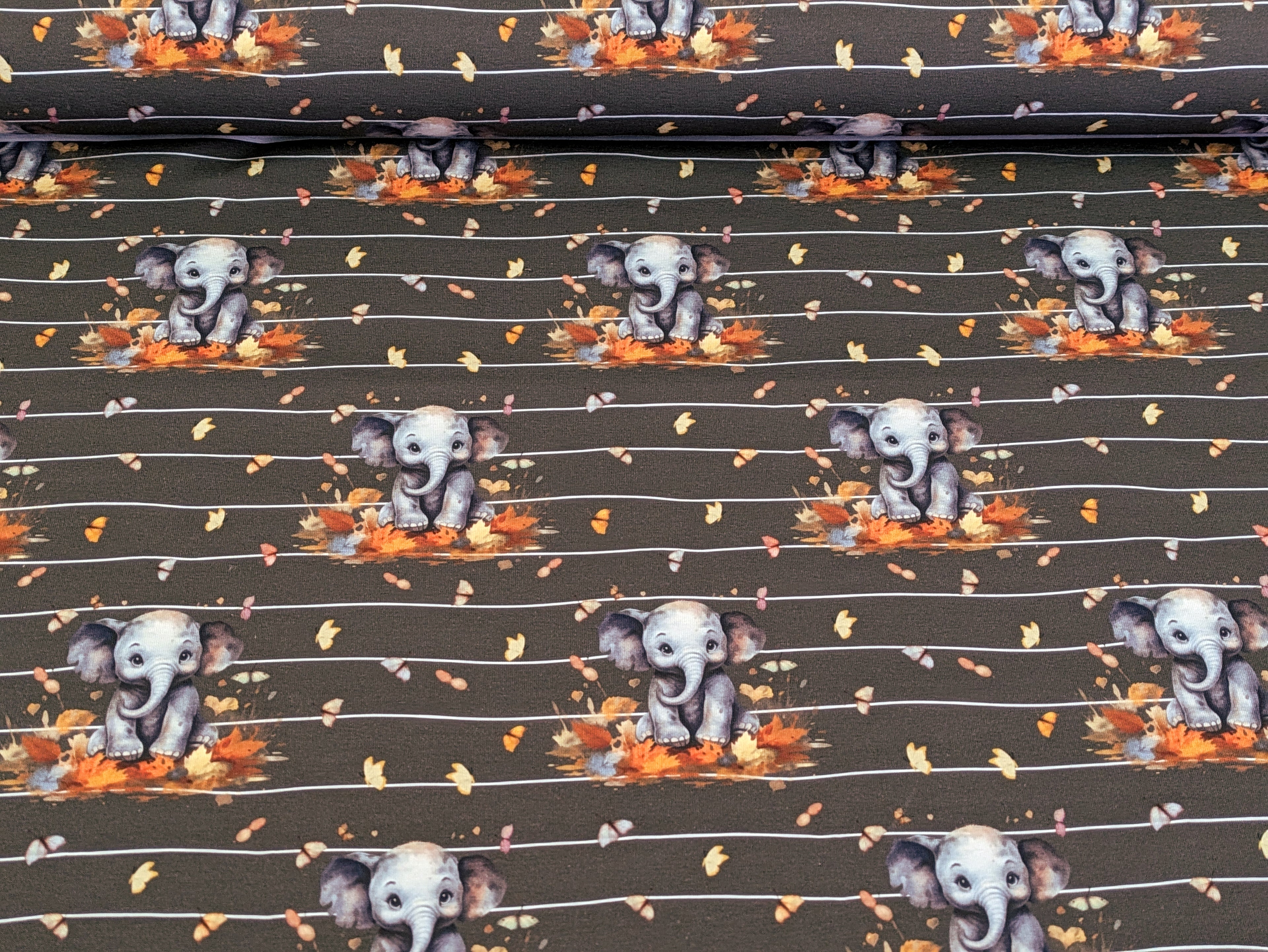 Eigenproduktion Baumwolljersey Elefant mit Schmetterling auf Braun/Grau