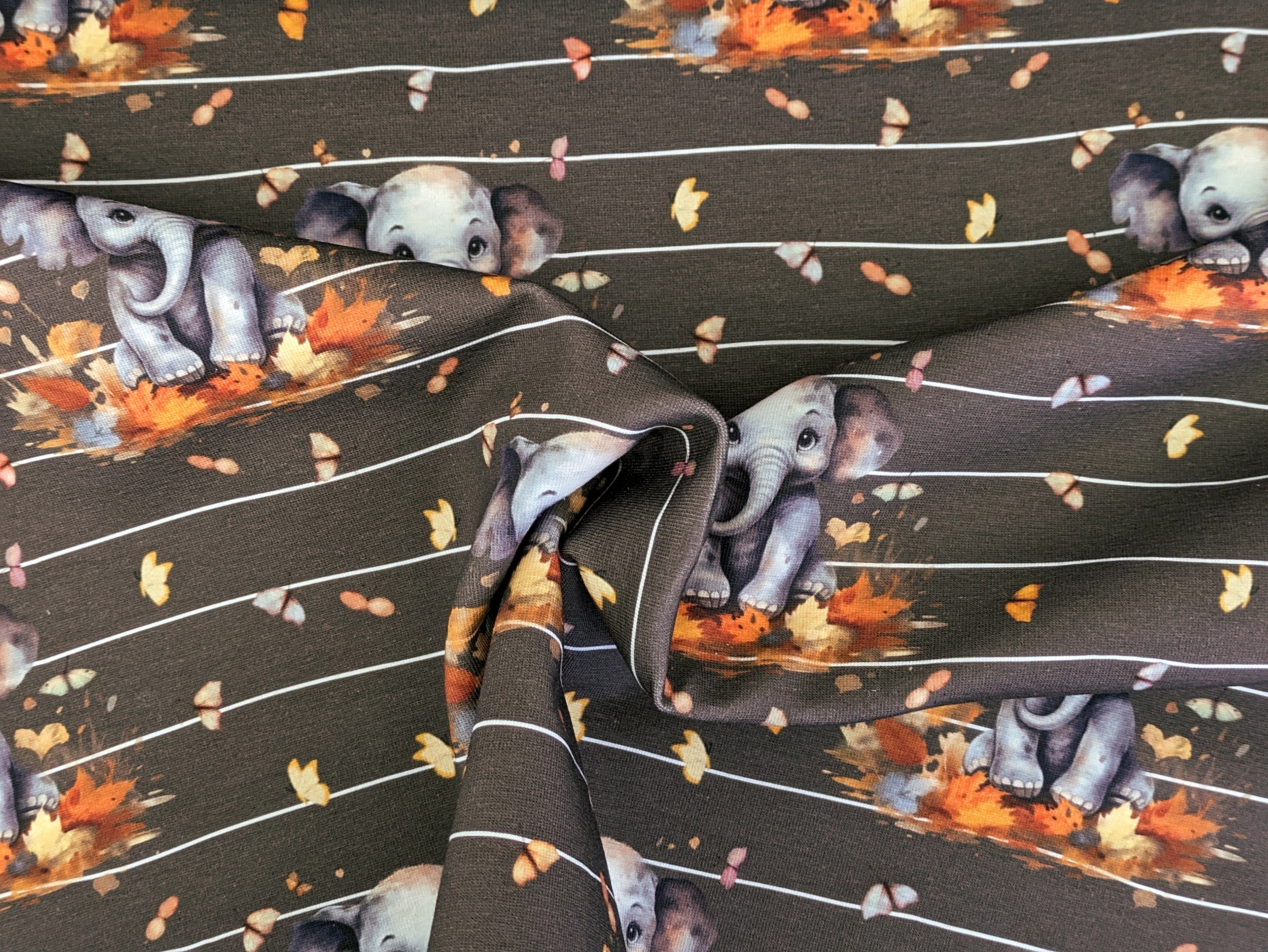 Eigenproduktion Baumwolljersey Elefant mit Schmetterling auf Braun/Grau