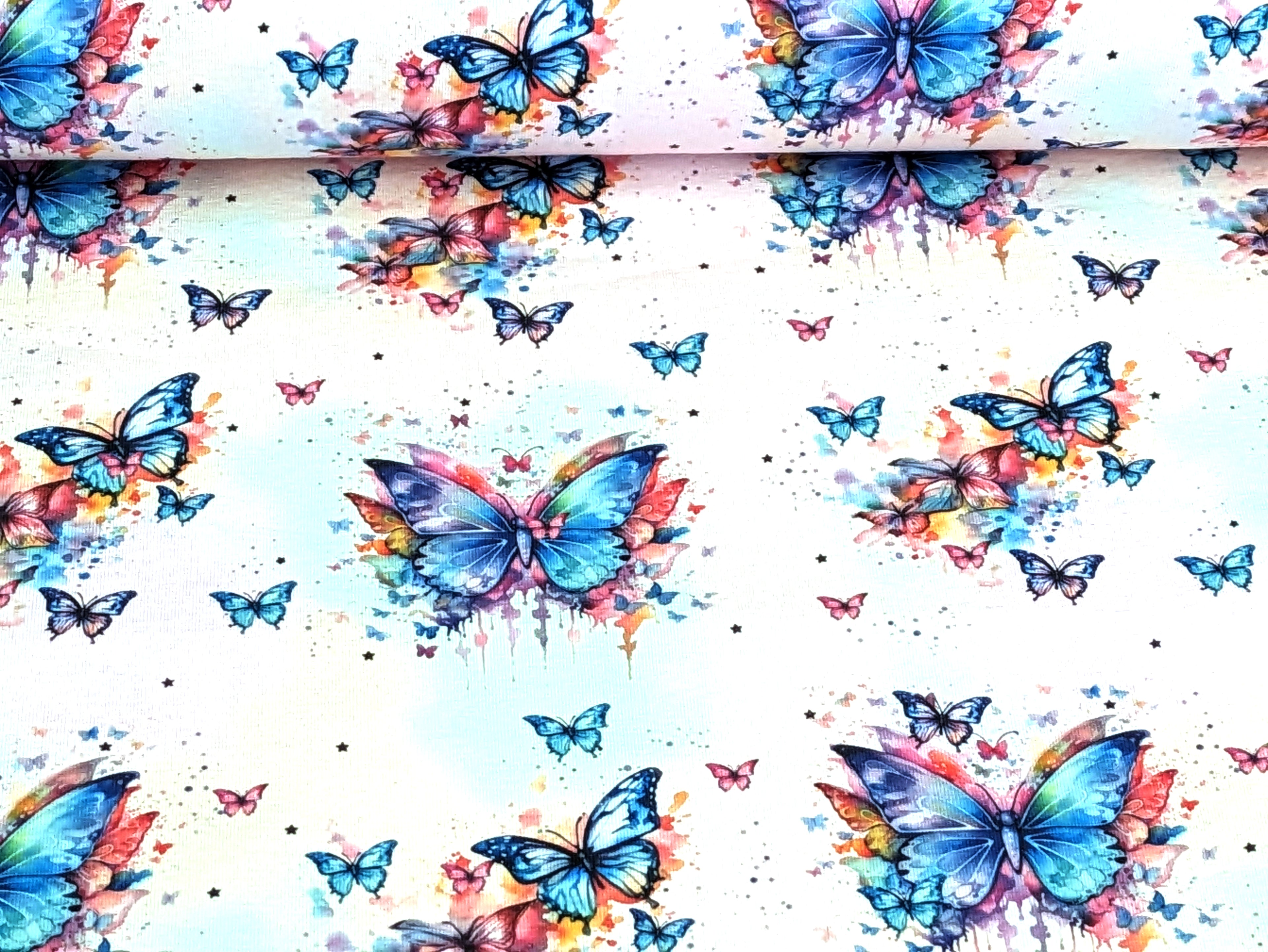 Eigenproduktion Baumwolljersey Regenbogen Schmetterling auf Hellrosa