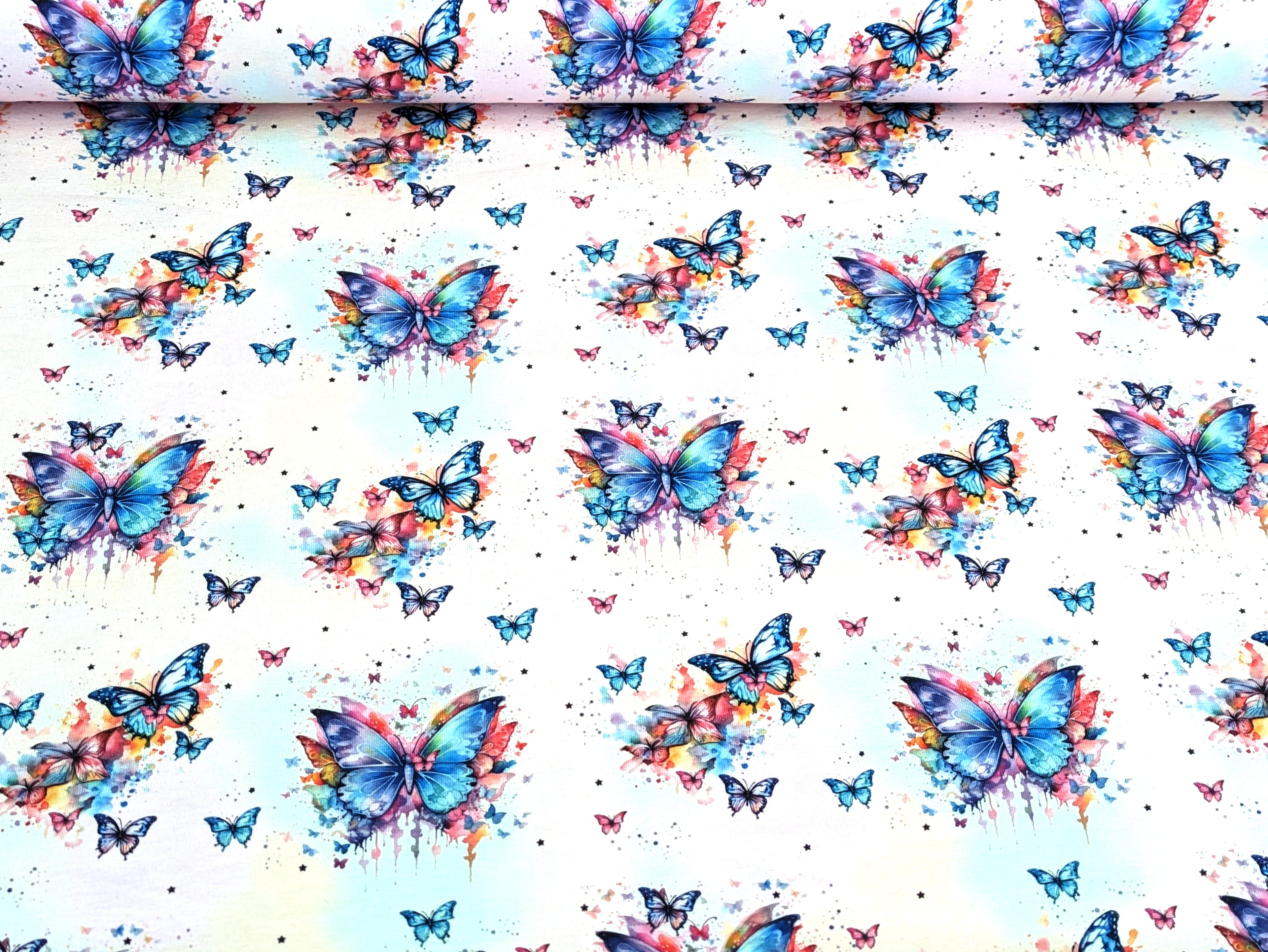 Eigenproduktion Baumwolljersey Regenbogen Schmetterling auf Hellrosa