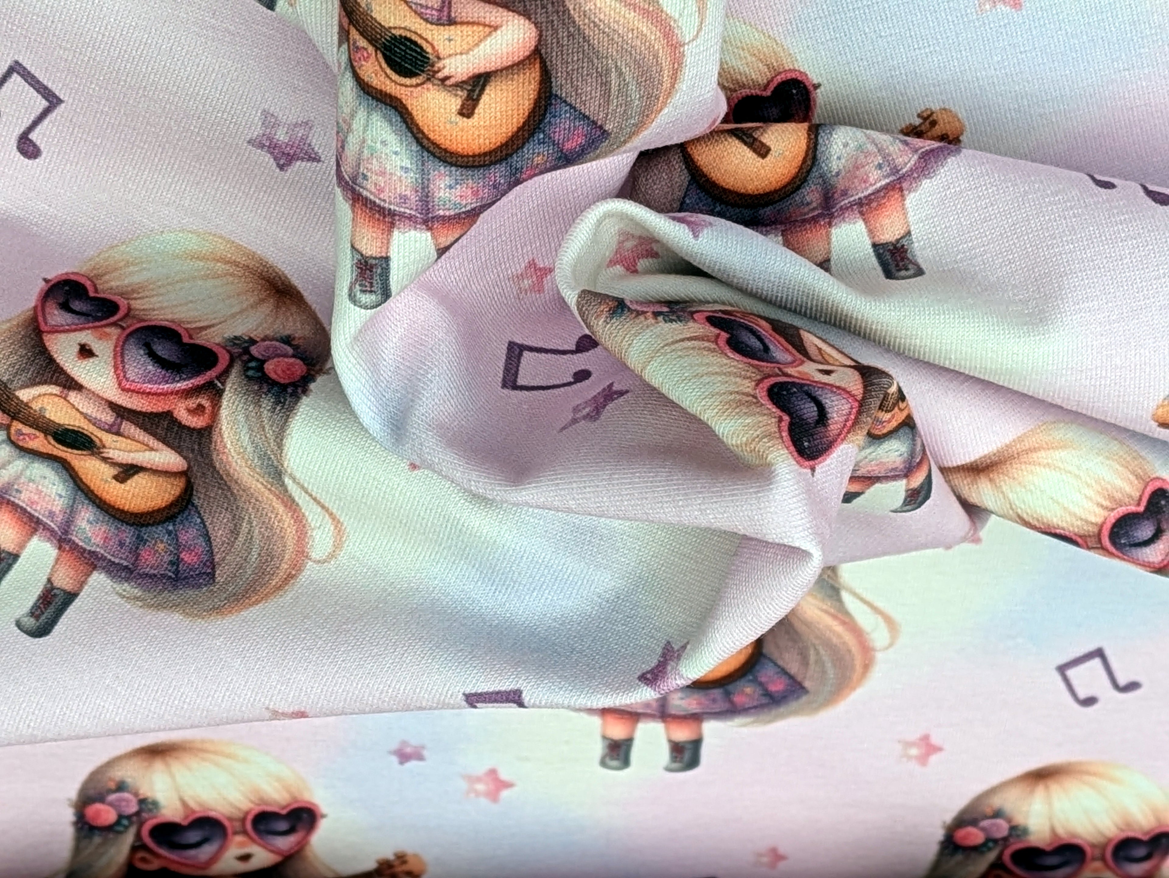Eigenproduktion Baumwolljersey Kleines Mädchen Musikstar auf Regenbogen Rosa
