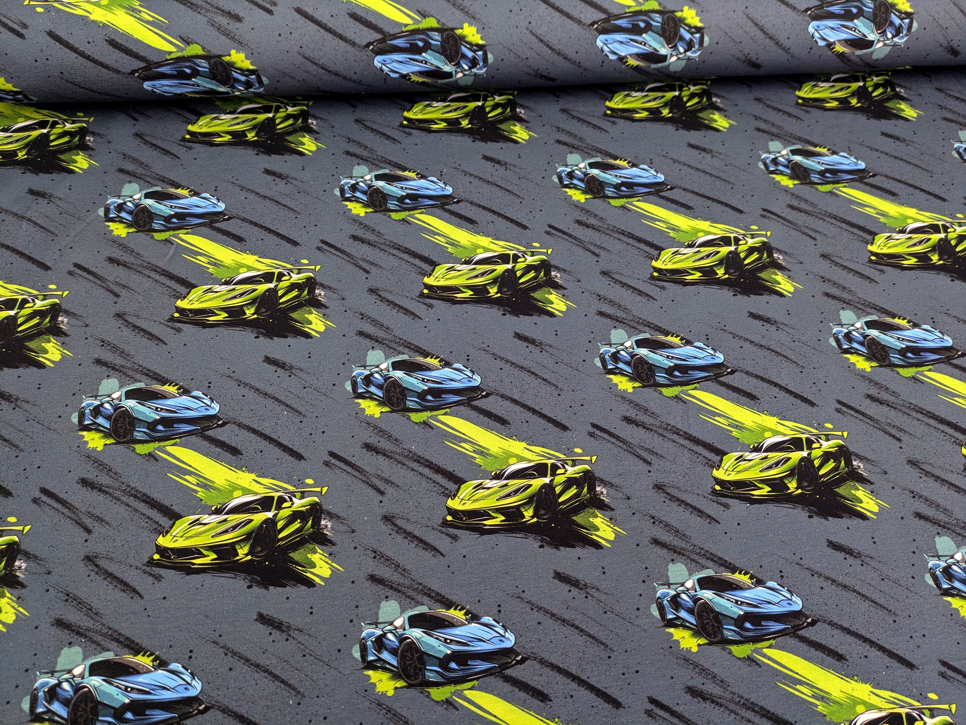 Eigenproduktion Baumwolljersey Speed Autos auf Jeans Graublau