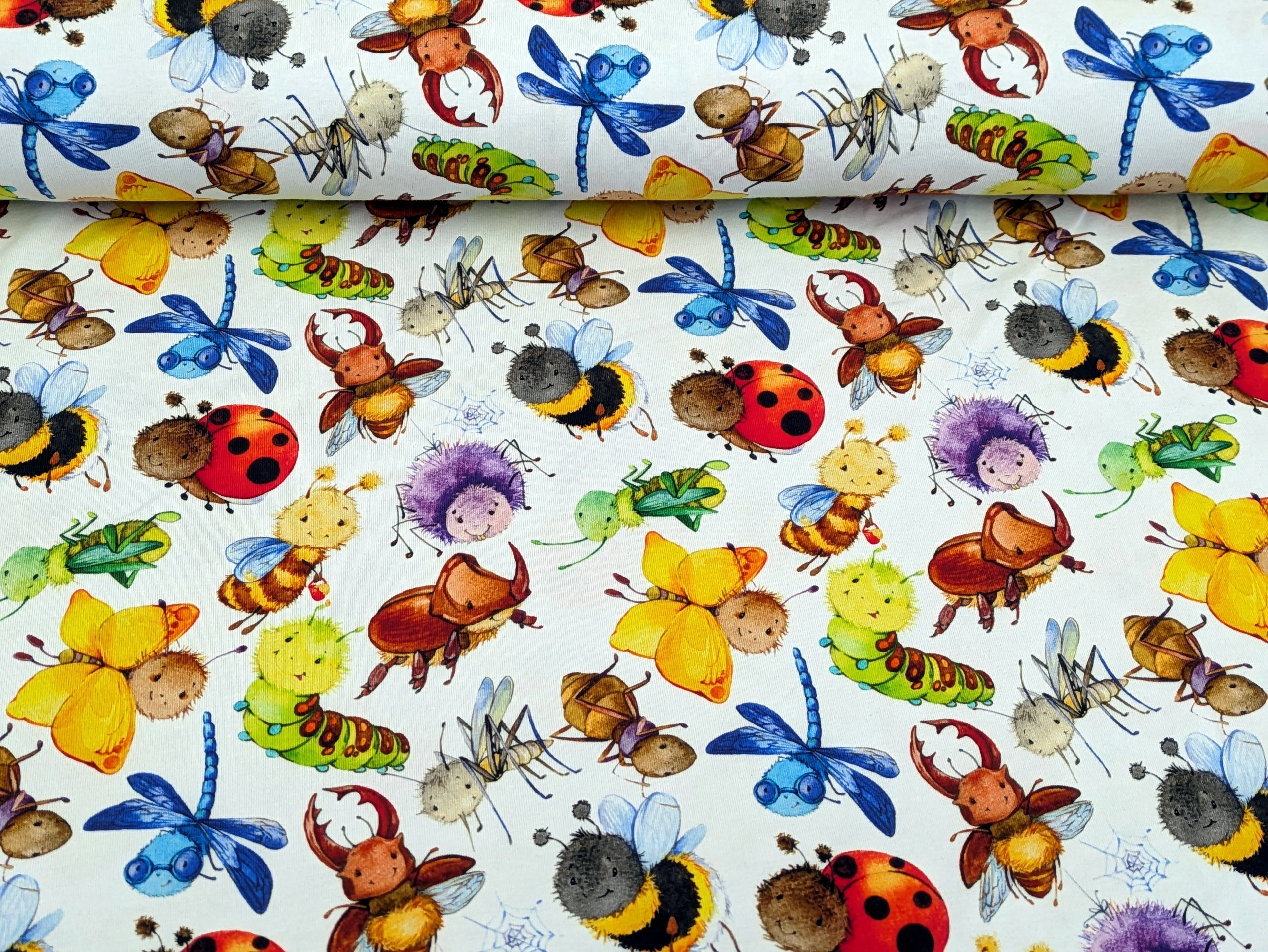 Eigenproduktion Baumwolljersey Insekten Käfer Wiese Weiß