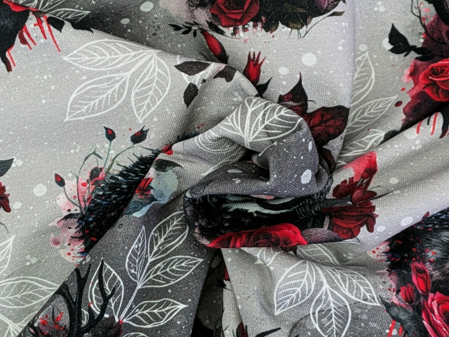 Eigenproduktion Baumwolljersey Wildtiere mit Rosen auf Grau