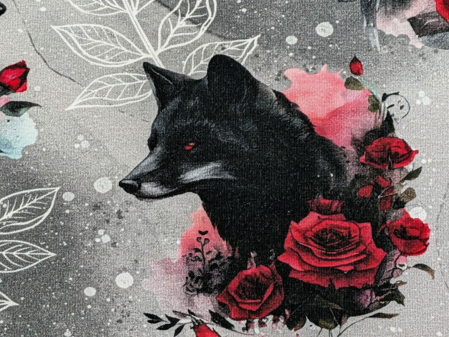 Eigenproduktion Baumwolljersey Wildtiere mit Rosen auf Grau