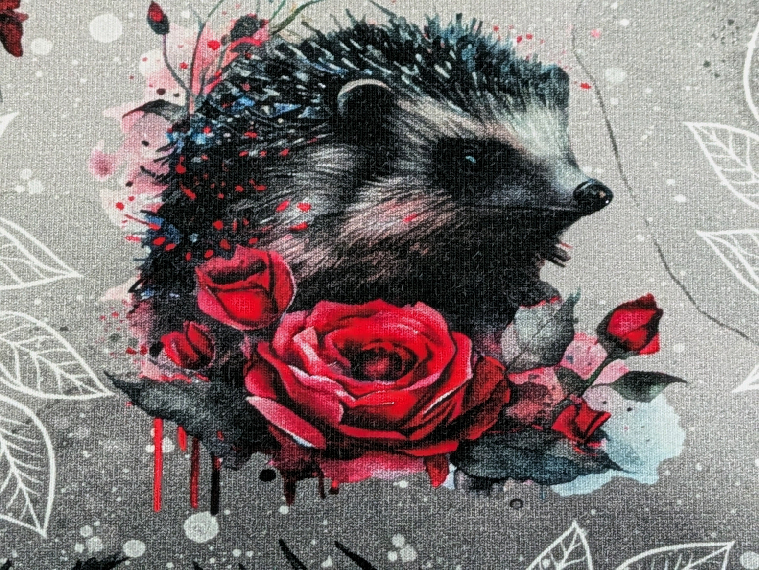 Eigenproduktion Baumwolljersey Wildtiere mit Rosen auf Grau