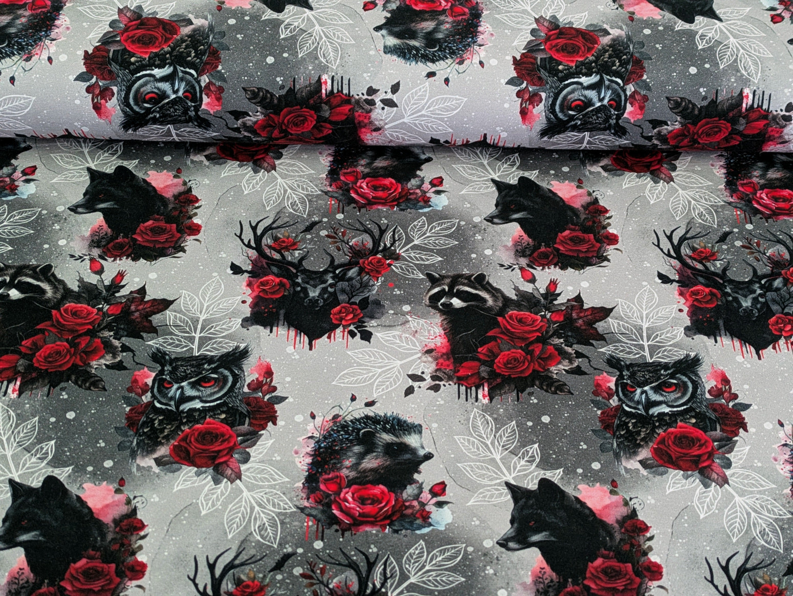 Eigenproduktion Baumwolljersey Wildtiere mit Rosen auf Grau
