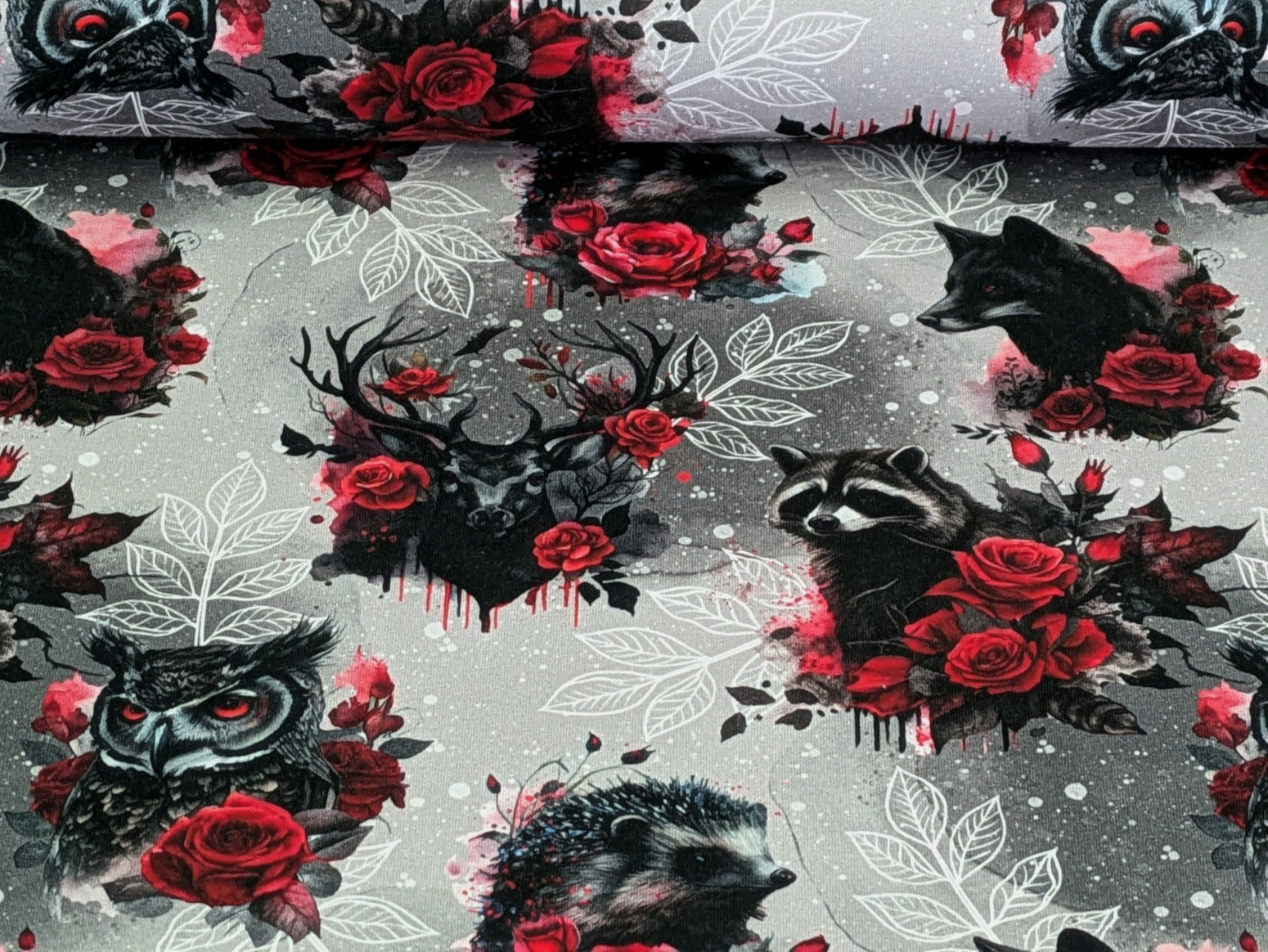 Eigenproduktion Baumwolljersey Wildtiere mit Rosen auf Grau