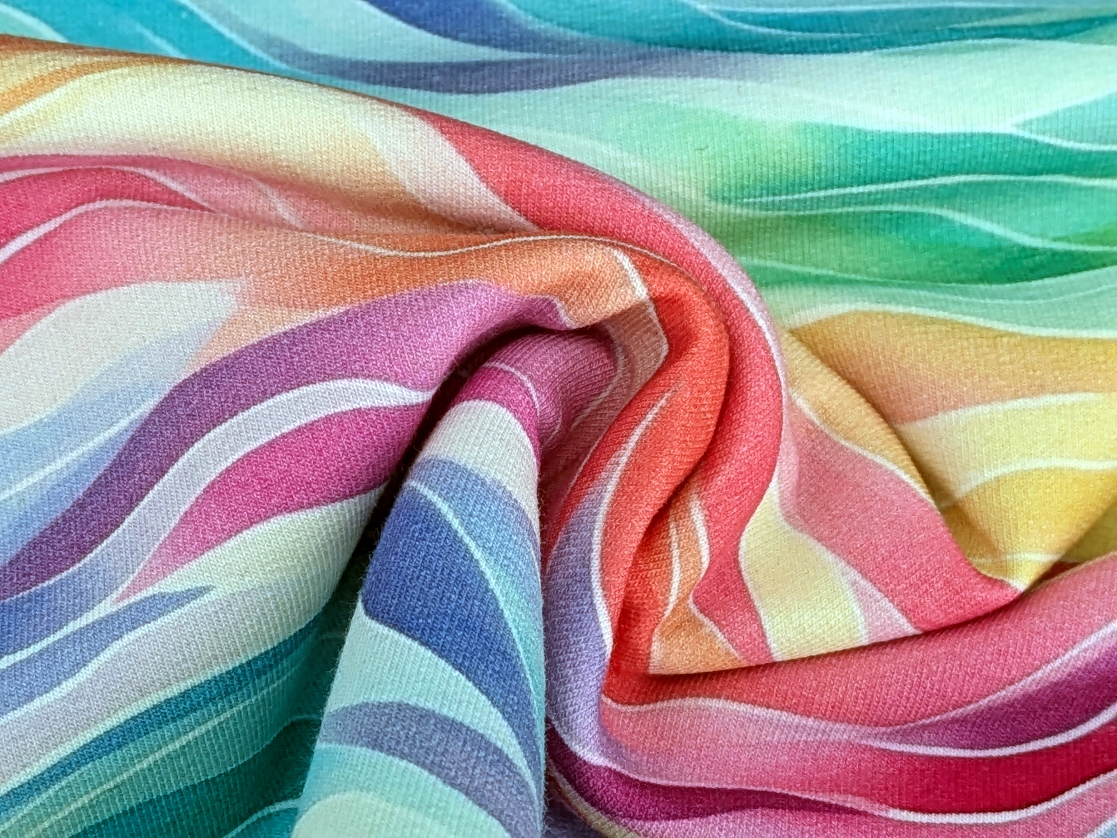 Eigenproduktion French Terry Regenbogen Wellen auf Pastell