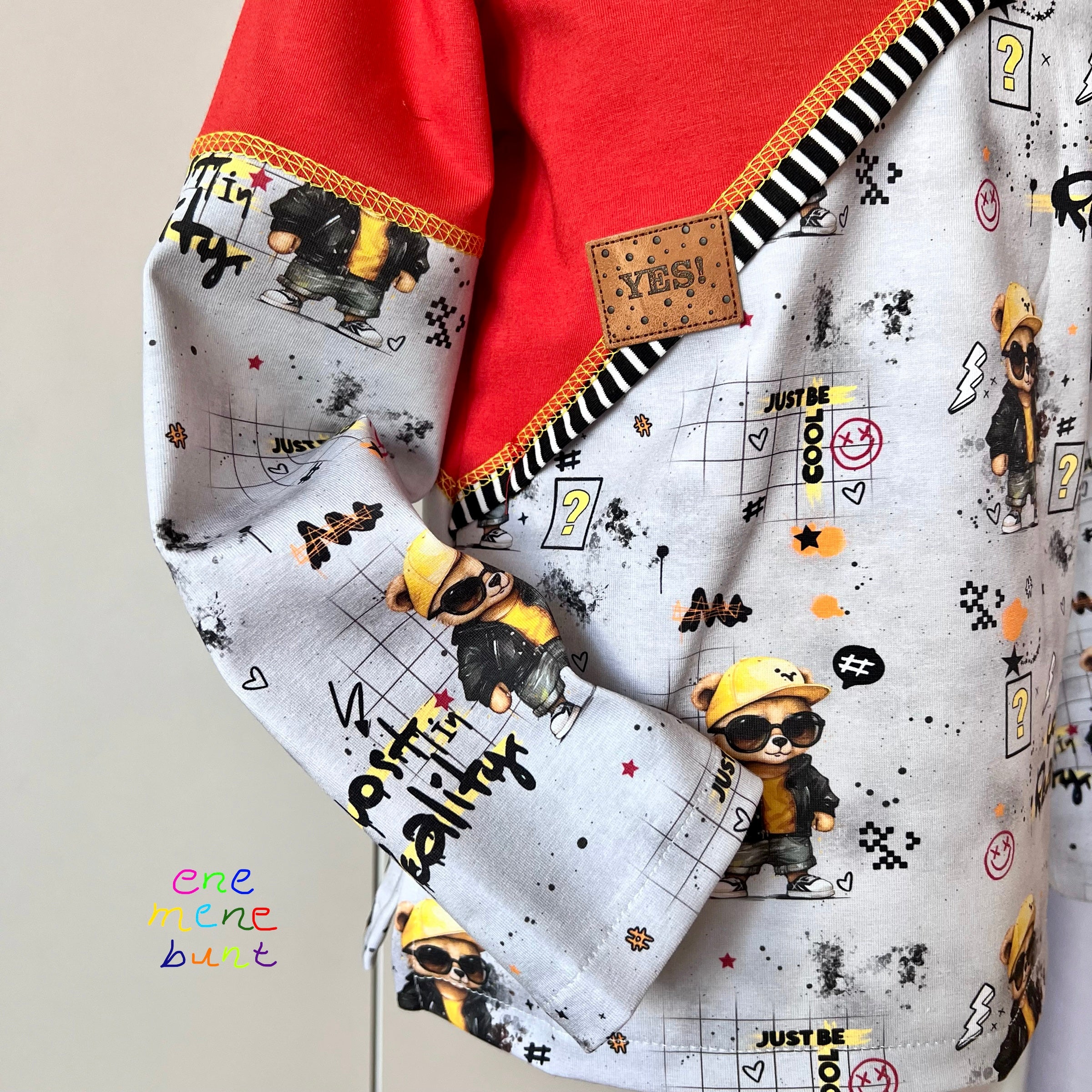 Eigenproduktion Baumwolljersey Just Be Cool Bär auf Hellgrau